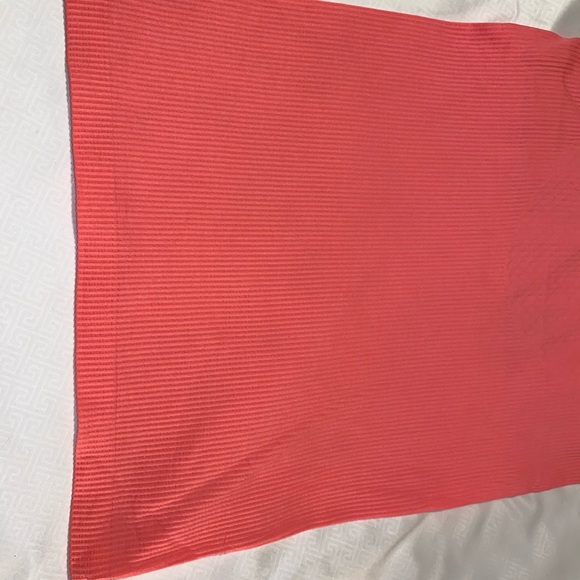 Lululemon Coral Seamless Tank. Size 8/10 - Picture 2 of 8